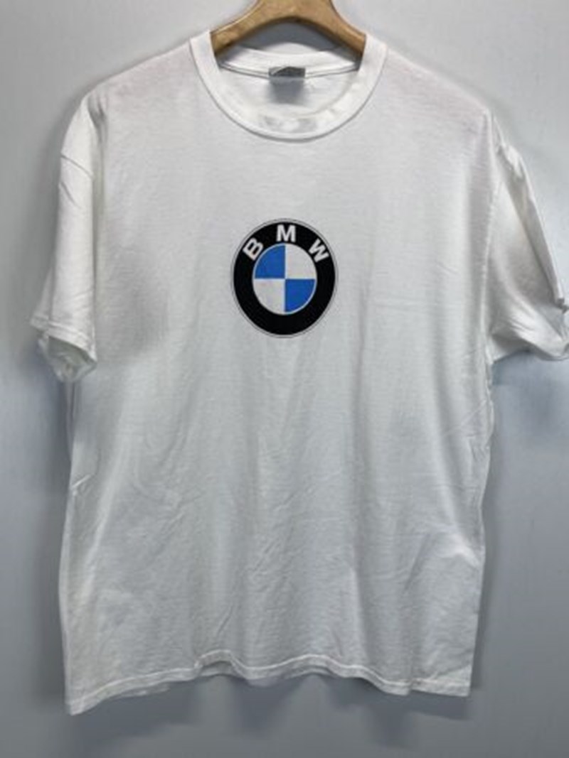 Η Bella Hadid φοράει t-shirt εταιρείας πλυντηρίων και δεν μπορούμε να ξεπεράσουμε πόσο cool είναι! - εικόνα 4