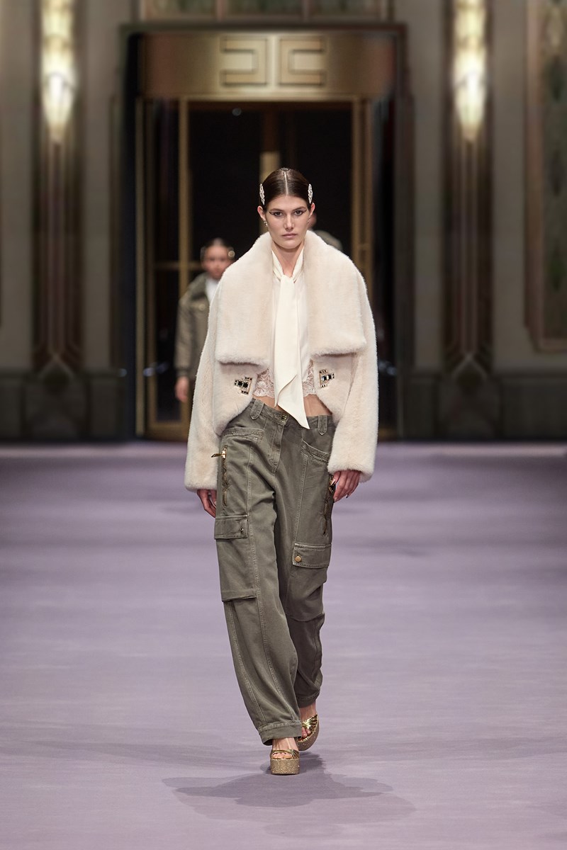 Elisabetta Franchi FW23: Η νέα συλλογή του οίκου είναι περιπέτεια στο χρόνο και στο χώρο - εικόνα 1
