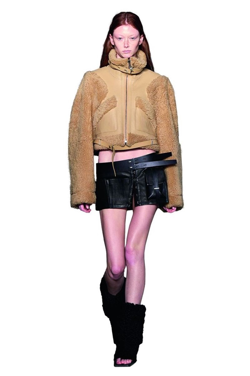 "Baby, it's cold outside": Όλα τα fluffy αξεσουάρ που θα μας κρατήσουν ζεστές στις χαμηλές θερμοκρασίες - εικόνα 11