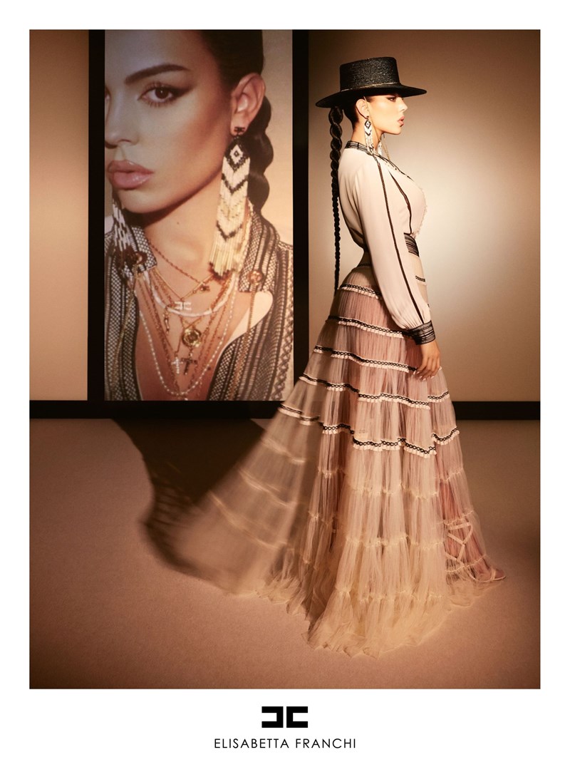 Η Georgina Rodríguez είναι η πρωταγωνίστρια της SS23 καμπάνιας της Elisabetta Franchi - εικόνα 2
