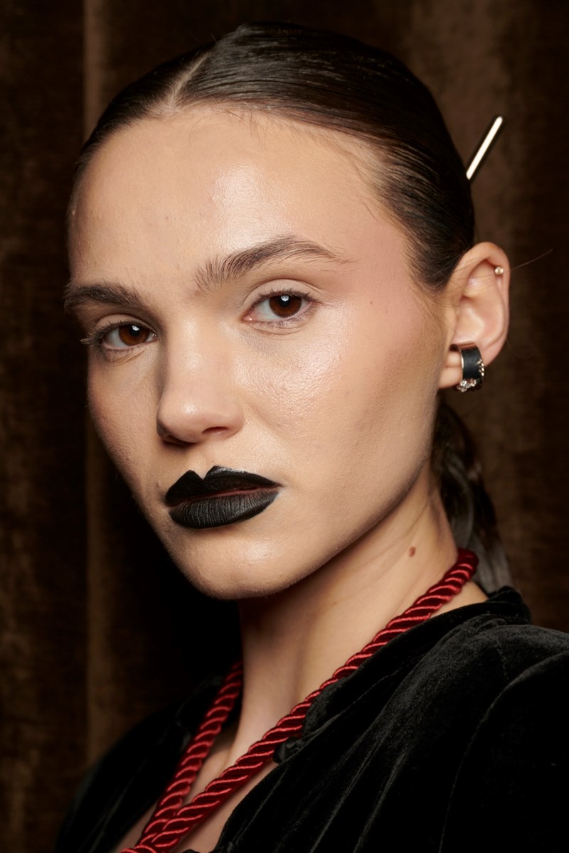 Κι όμως, αυτή η τάση στο μακιγιάζ είναι ένα από τα μεγαλύτερα beauty trend της σεζόν. Εσύ θα την τολμήσεις; - εικόνα 1