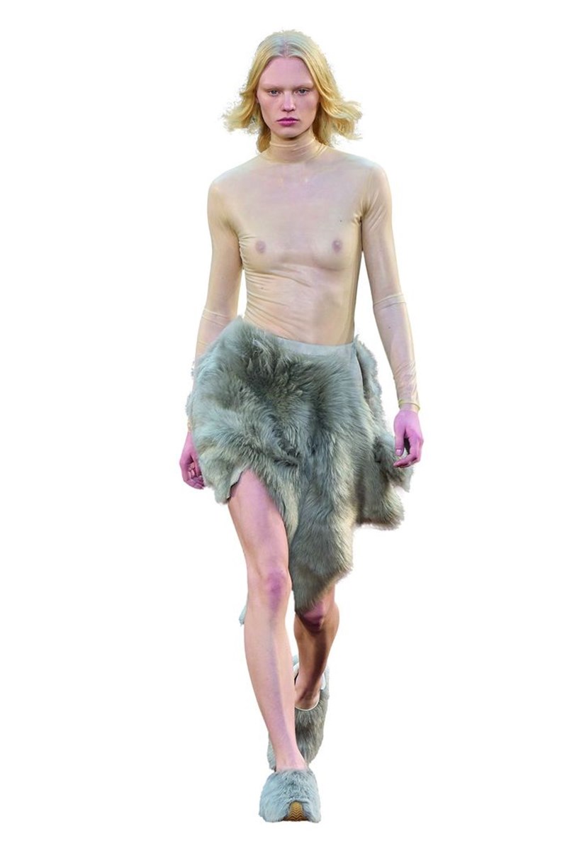 "Baby, it's cold outside": Όλα τα fluffy αξεσουάρ που θα μας κρατήσουν ζεστές στις χαμηλές θερμοκρασίες - εικόνα 15