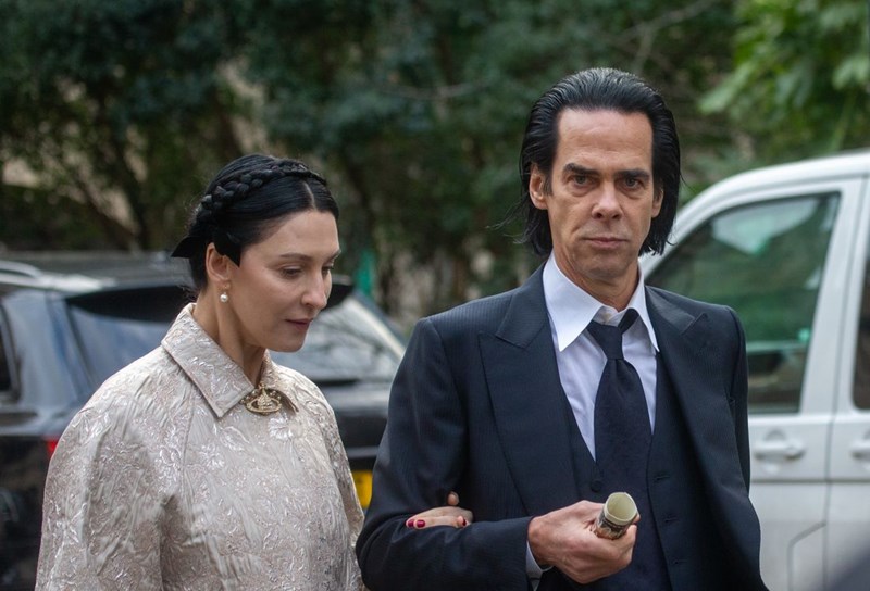 Οι απροσδόκητες εμφανίσεις των celebrities που παρευρέθηκαν στο "punk" μνημόσυνο της Vivienne Westwood - εικόνα 2