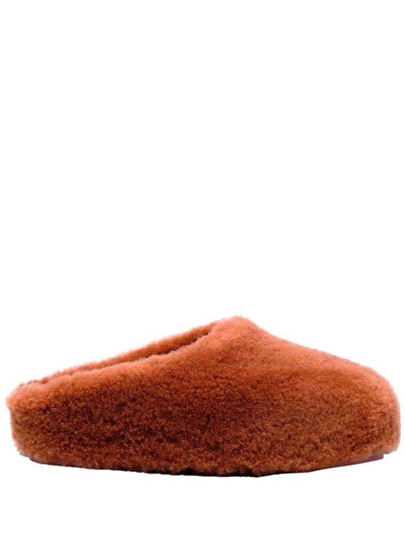 "Baby, it's cold outside": Όλα τα fluffy αξεσουάρ που θα μας κρατήσουν ζεστές στις χαμηλές θερμοκρασίες - εικόνα 10