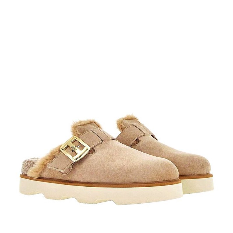 "Baby, it's cold outside": Όλα τα fluffy αξεσουάρ που θα μας κρατήσουν ζεστές στις χαμηλές θερμοκρασίες - εικόνα 13