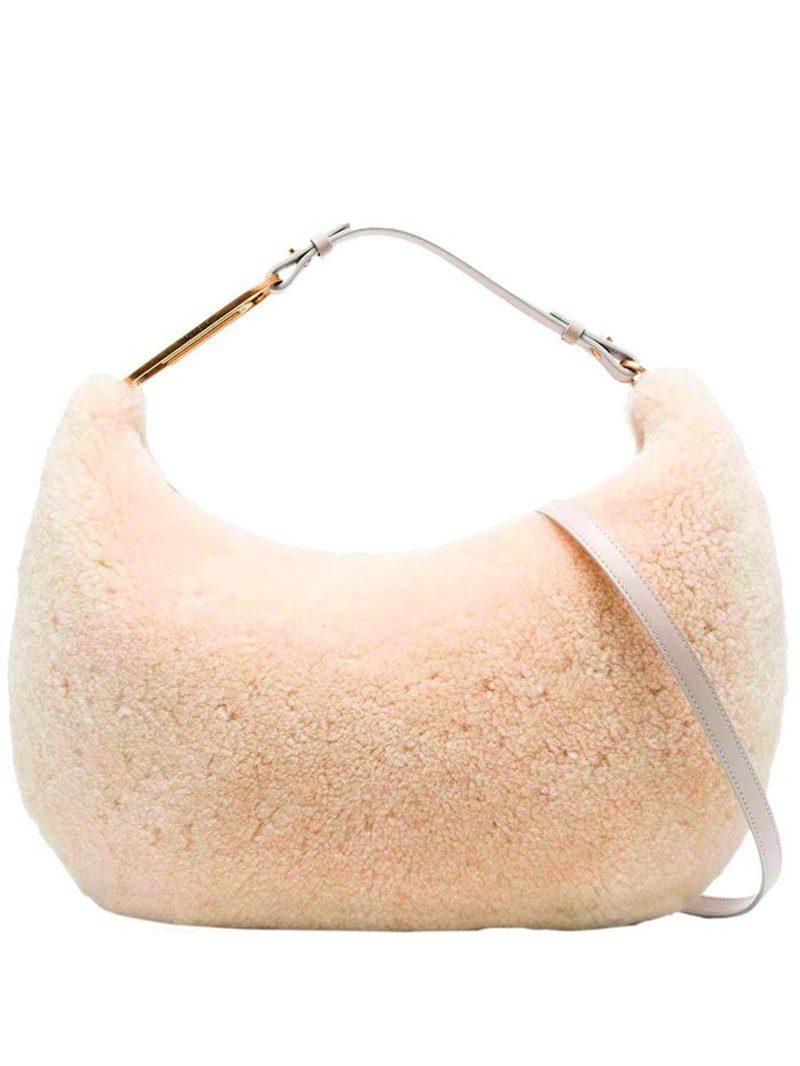 "Baby, it's cold outside": Όλα τα fluffy αξεσουάρ που θα μας κρατήσουν ζεστές στις χαμηλές θερμοκρασίες - εικόνα 2