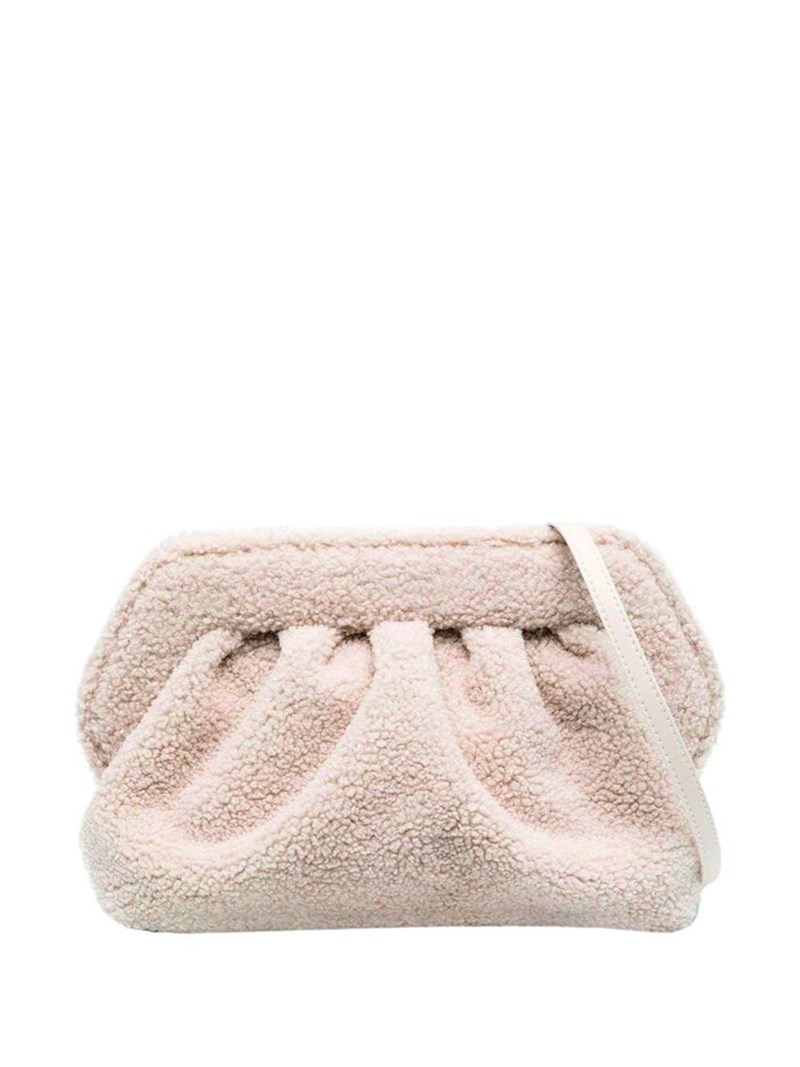 "Baby, it's cold outside": Όλα τα fluffy αξεσουάρ που θα μας κρατήσουν ζεστές στις χαμηλές θερμοκρασίες - εικόνα 4