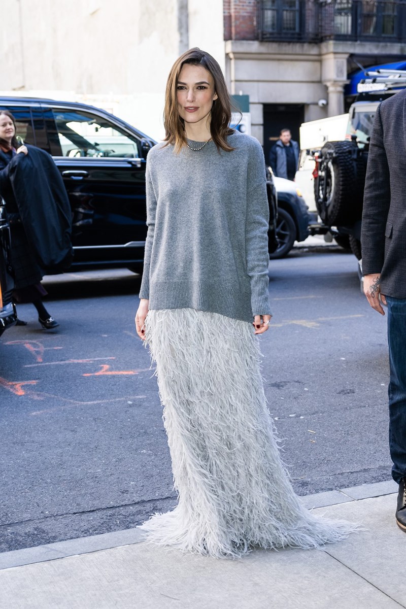 i_keira_knightley_me_gkri_pullover_kai_aspri_fousta_me_ftera_maison_valentino