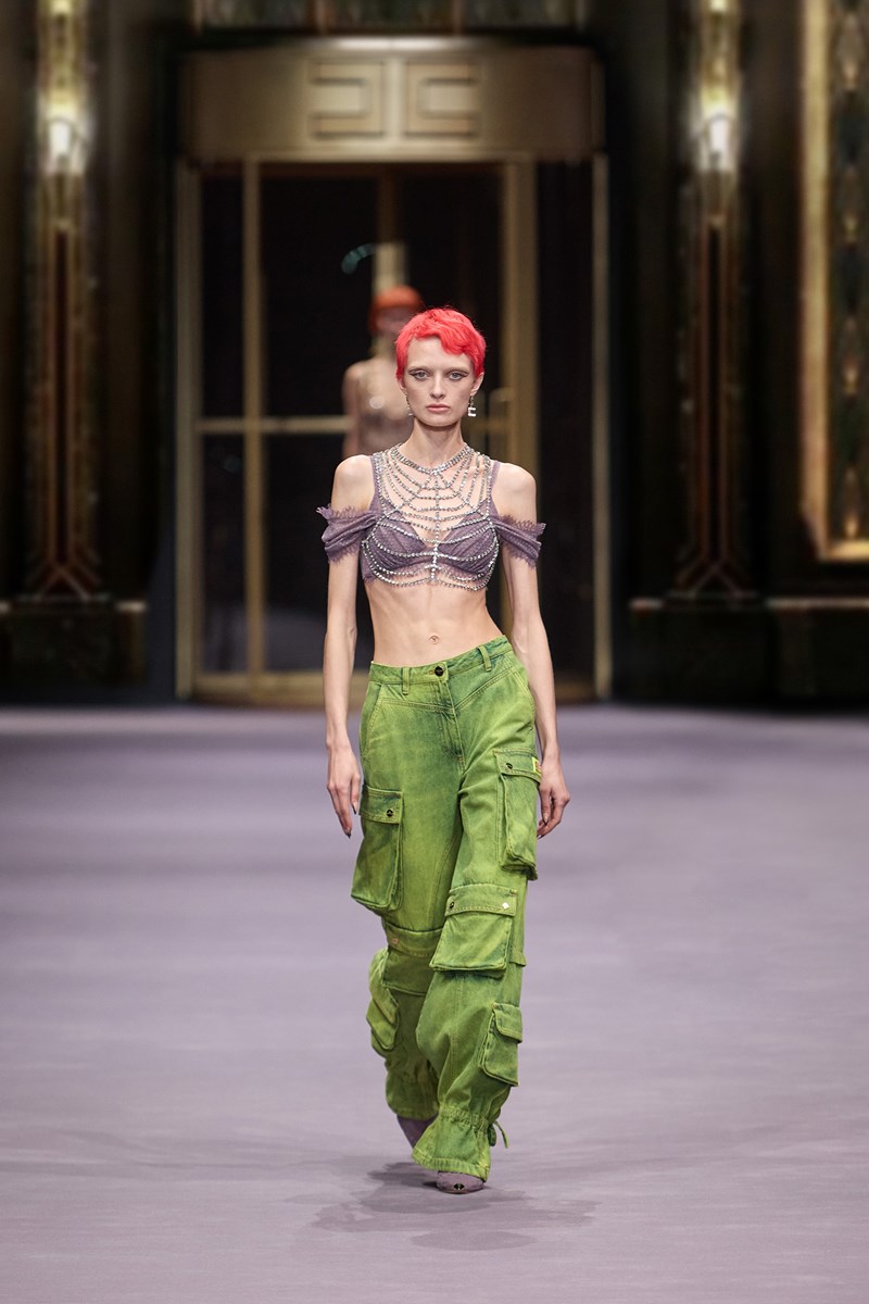 montelo_me_roz_mallia_mov_bustier_me_krystalla_kai_lime_green_cargo_panteloni