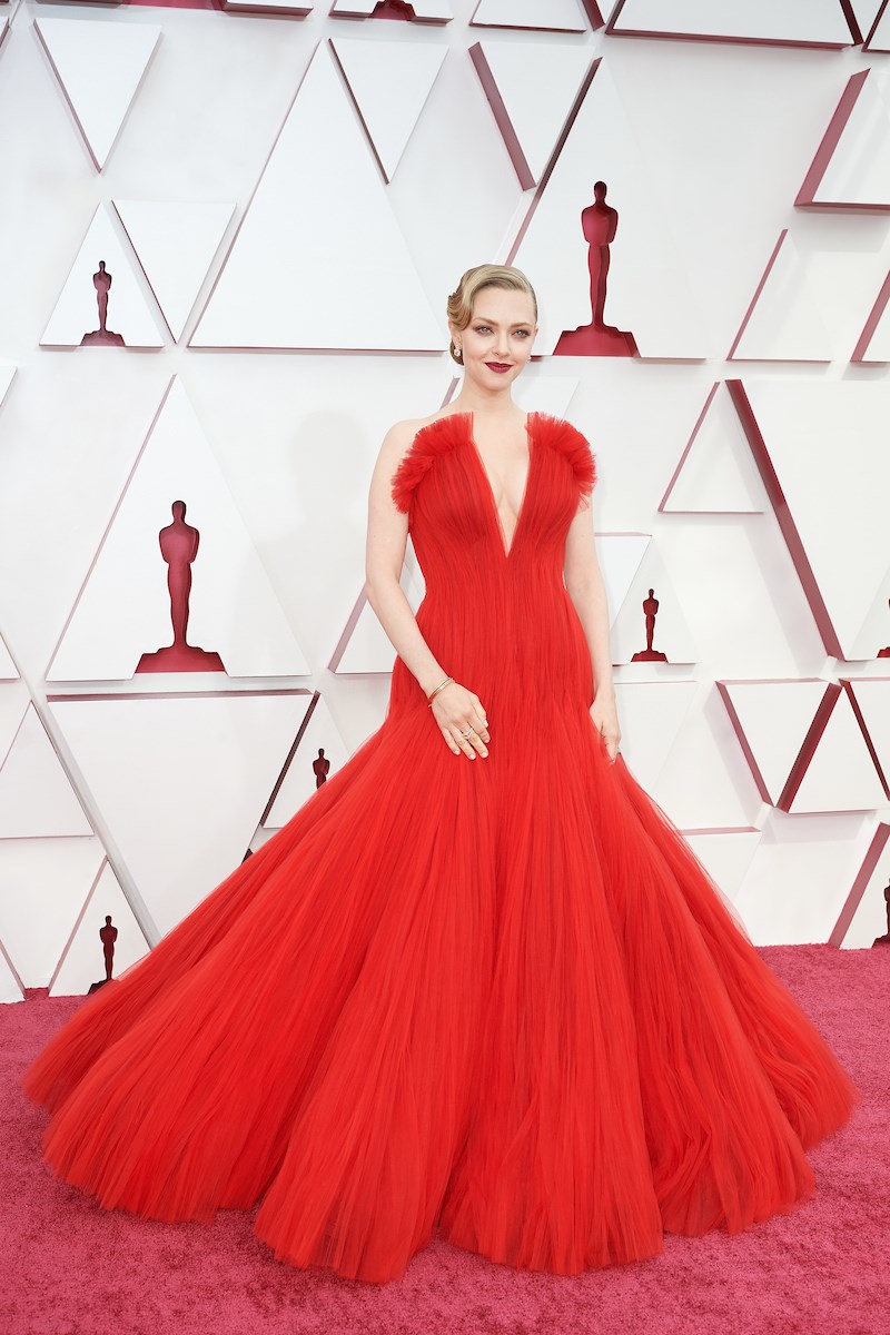 i_amanda_seyfried_me_kokkini_toualeta_armani