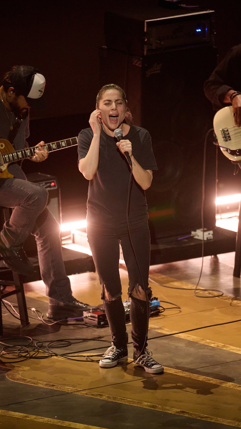 i_lady_gaga_tragoudaei_sti_skini_tis_95is_aponomis_vraveion_oscar