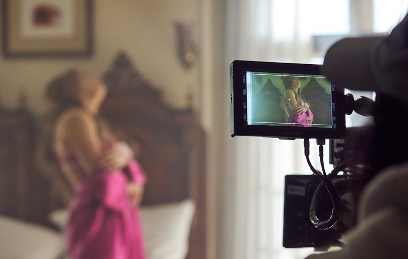 h-jennifer_lopez_backstage_stin_campania_intimissimi