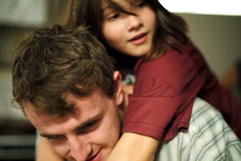 skini_apo_tin_tainia_Aftersun_o_paul_mescal+_kai_i_frankie_Corio_agkalia