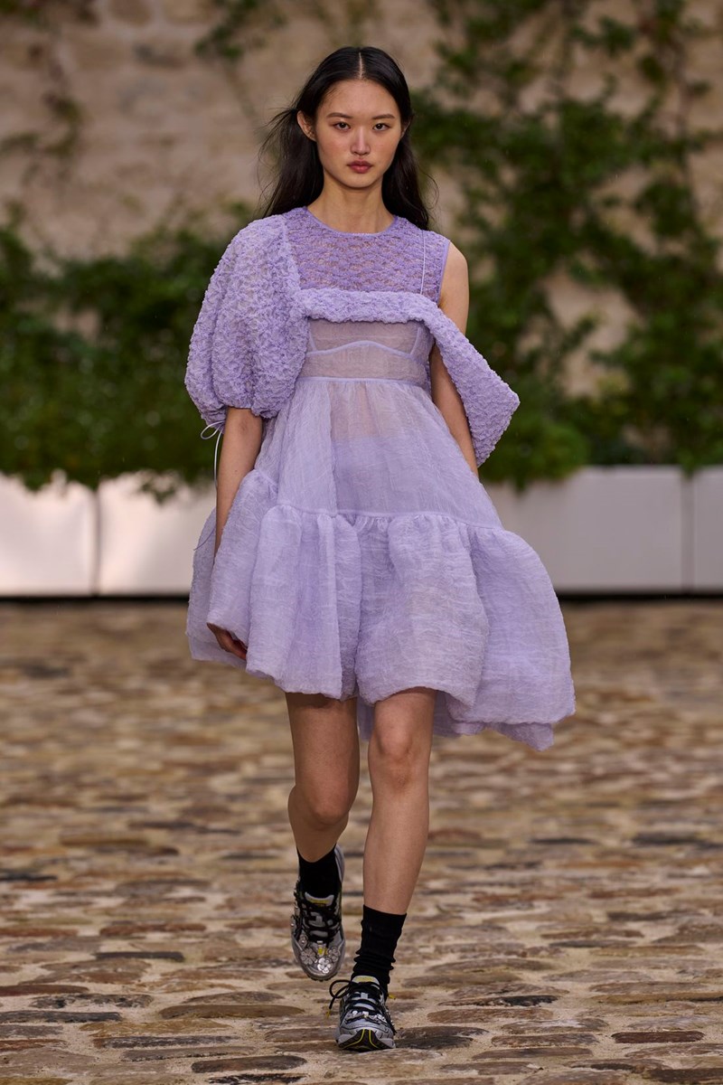 asiatisa_montelo_sto_catwalk_tis_cecilie_bahnsen_me_mov_babydoll_dress