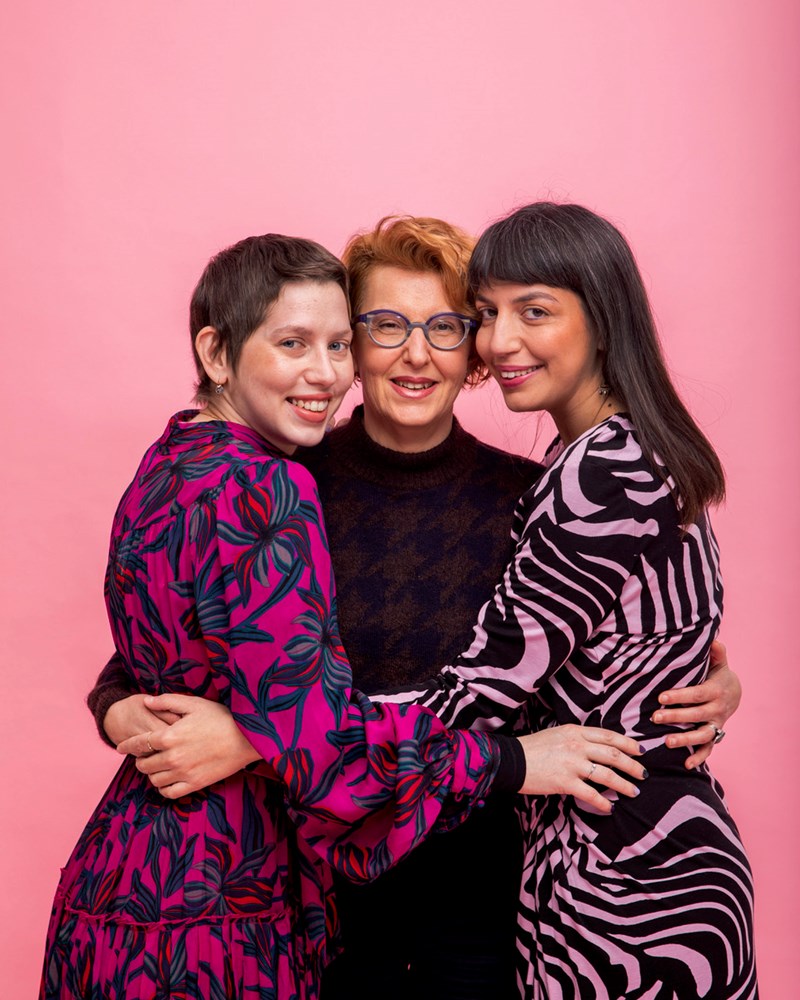 WOMEN TOGETHER: Οι ποιήτριες Δανάη Σιώζιου, Παυλίνα Μάρβιν και η ιστορικός Άννα Καρακατσούλη δημιούργησαν μια κιβωτό για το βιβλίο - εικόνα 2