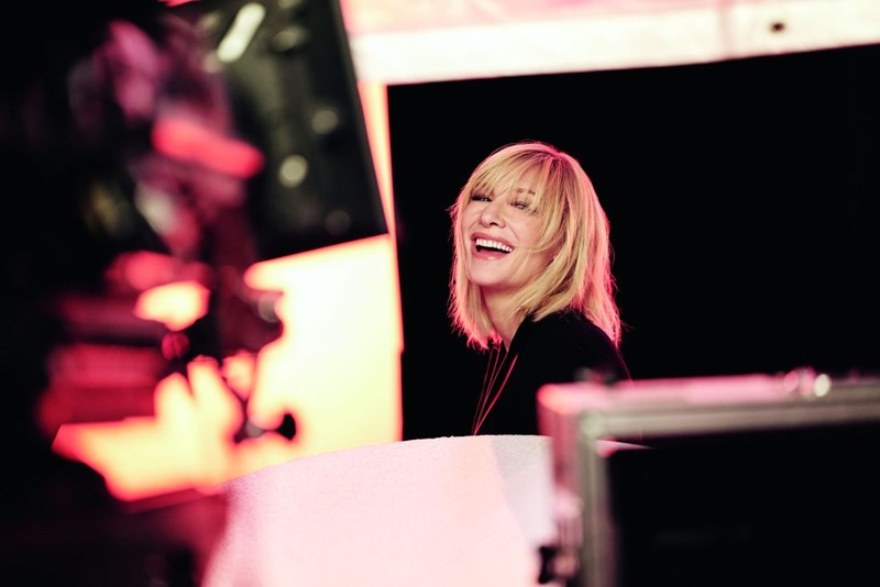 i_cate_blanchett_me_mavro_kostoumi