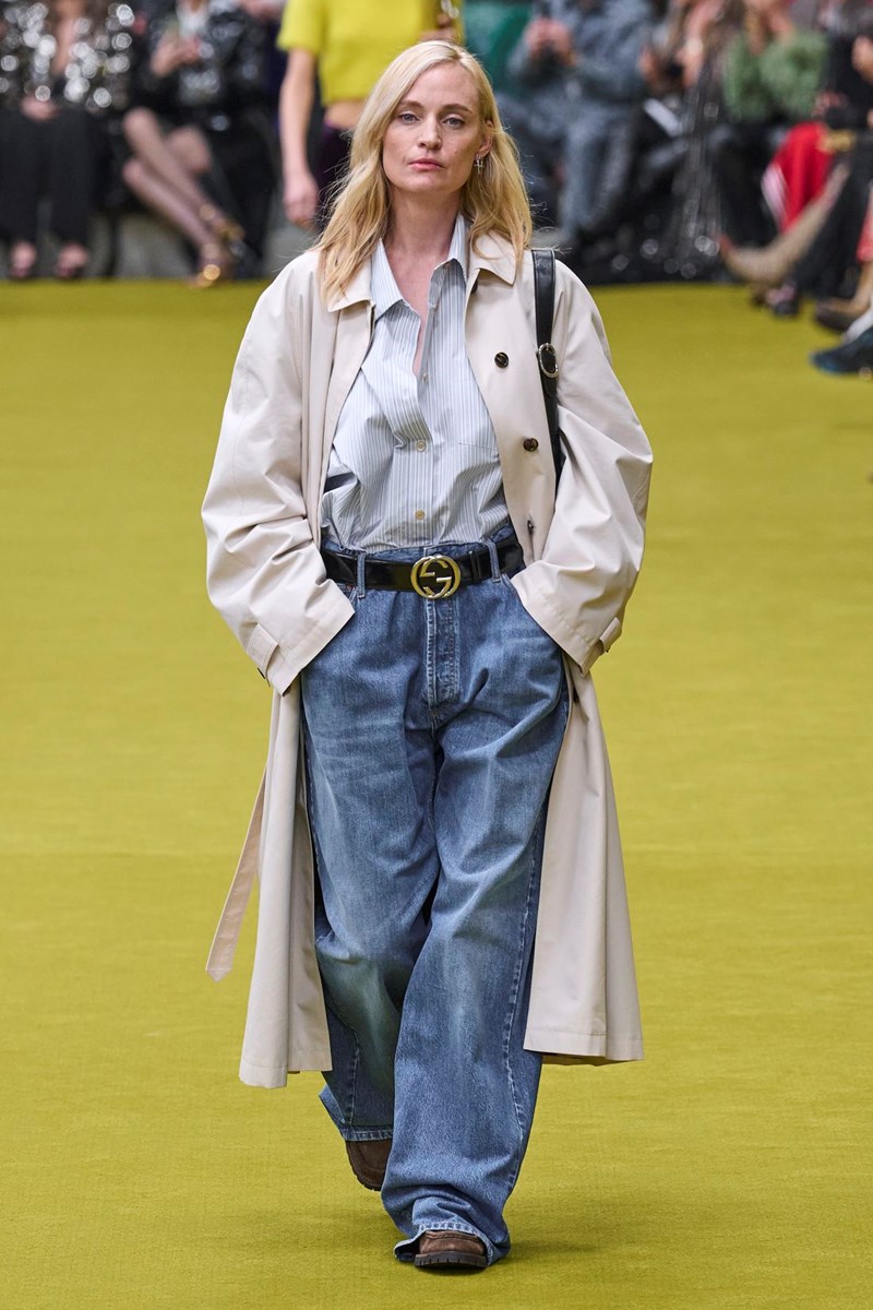 montelo_sto_catwalk_tis_gucci_me_xamilokavalo_tzin_poukamiso_kai_mpez_kamparntina