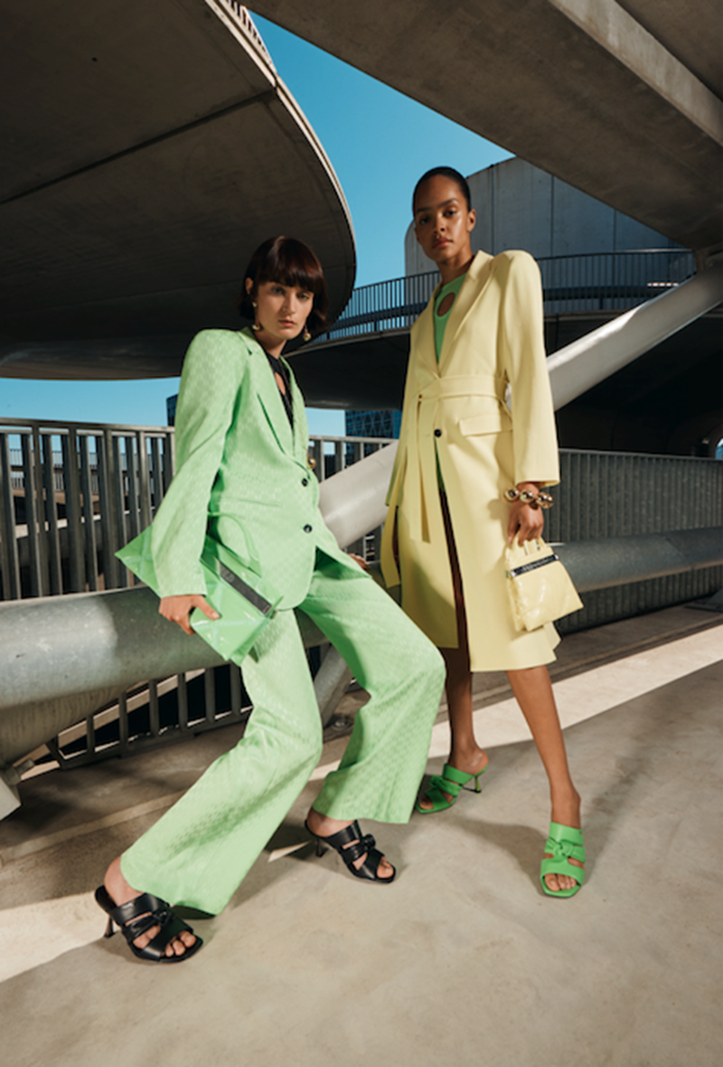 montela_stin_campania_ss23_tou_karl_lagerfeld_me_kostoumia_se_pastel_apoxroseis