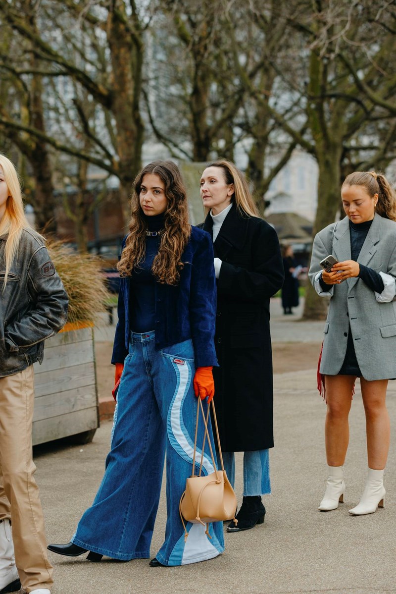 kopela_me_xamilokavalo_wide_legged_tzin_kai_mavro_top