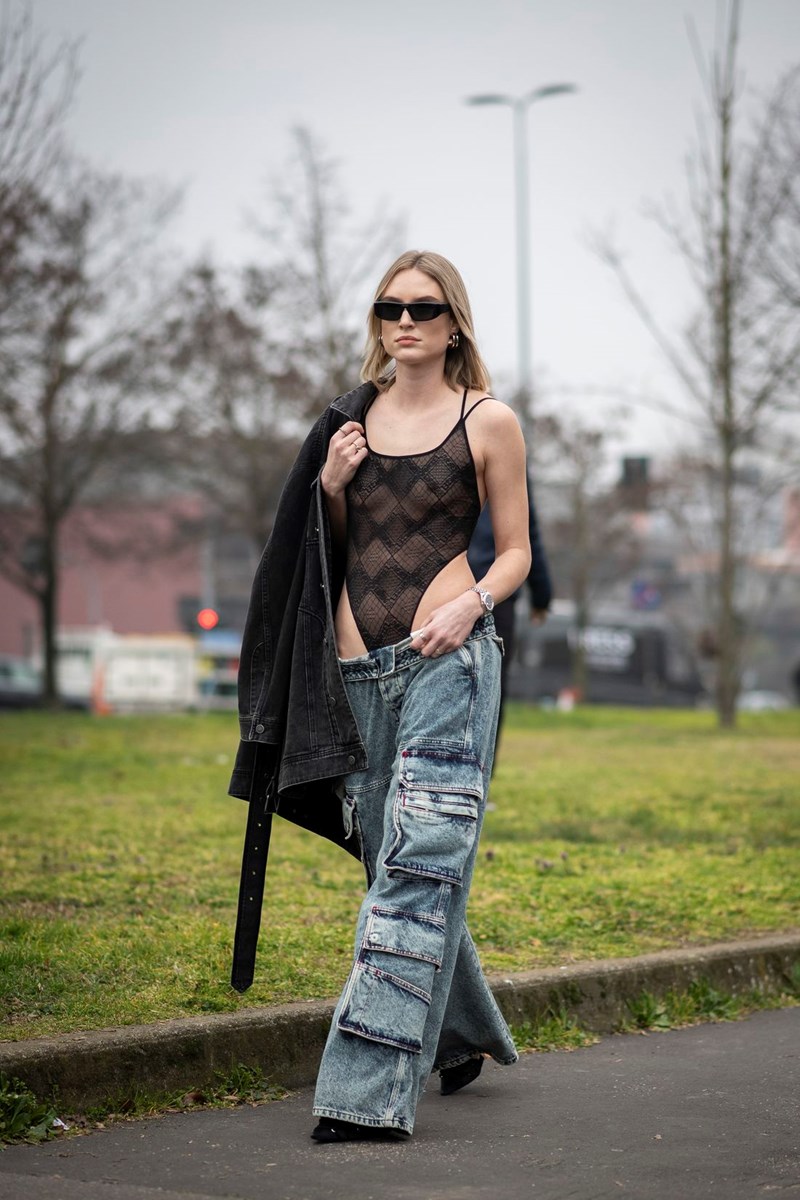 kopela_street_style_me_xamilokavalo_tzin_stil_cargo_kai_mavro_dantelenio_kormaki