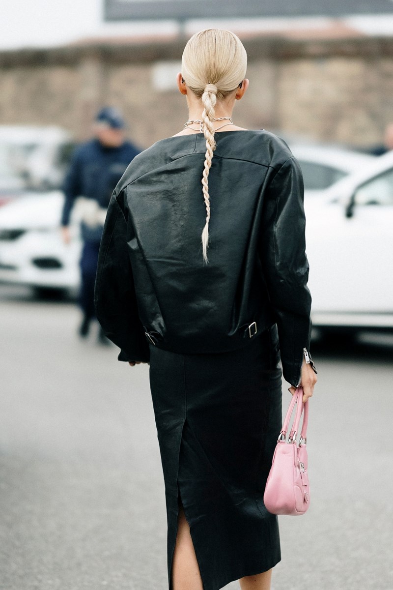 Αυτό είναι το χτένισμα που είδαμε περισσότερο στα street style looks της Εβδομάδας Μόδας του Μιλάνου - εικόνα 1