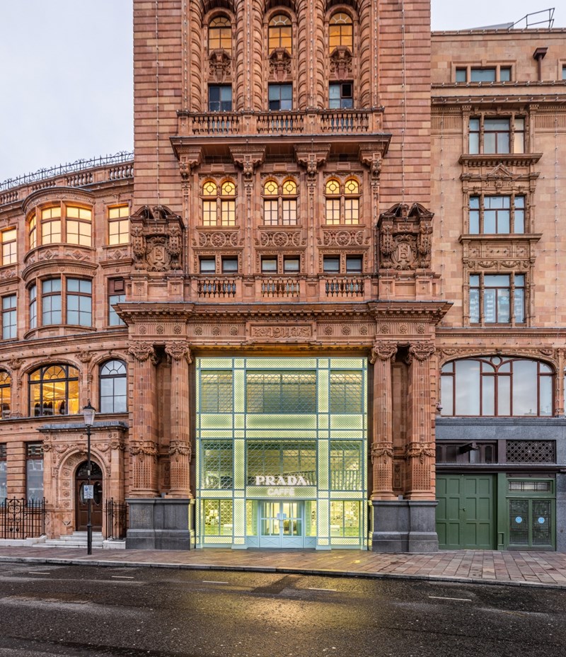 prosopsi_prada_cafe_ktirio_me_touvla_neoklasikou_ryhtmou