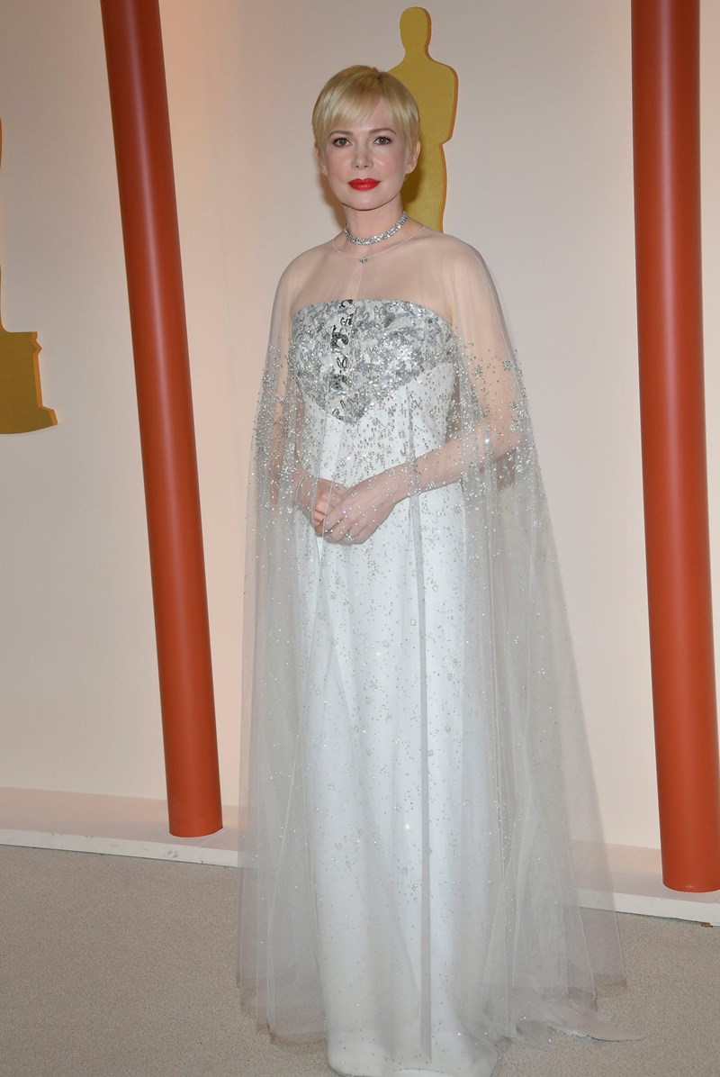 i_michelle_williams_me_aspri_chanel_toualeta_sta_oscars_2023