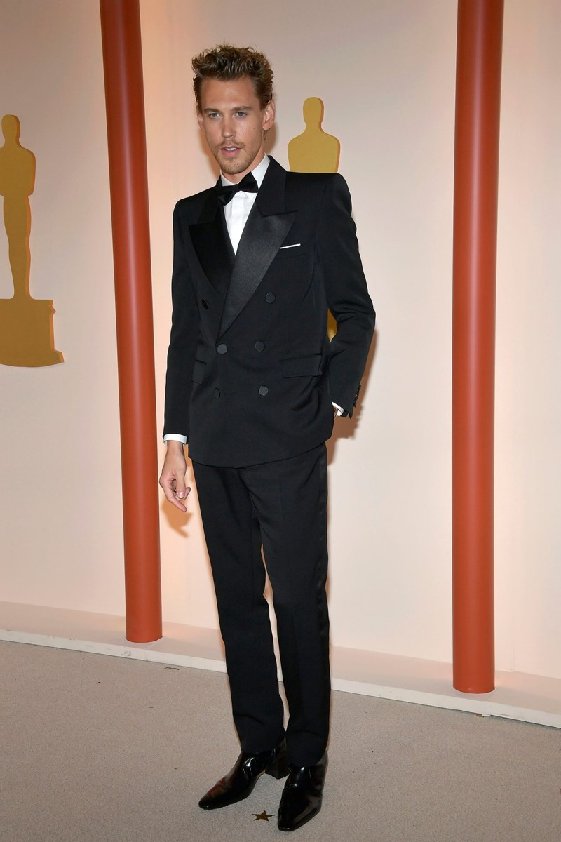 o_austin_butler_me_kostoumi_saint_laurent_sta_oscars_2023