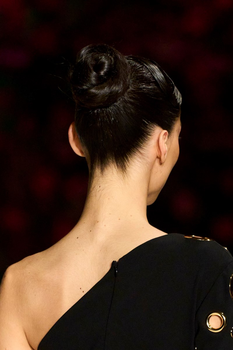 Rose Bun: Αυτό είναι το πιο elegant hair trend της άνοιξης - εικόνα 1