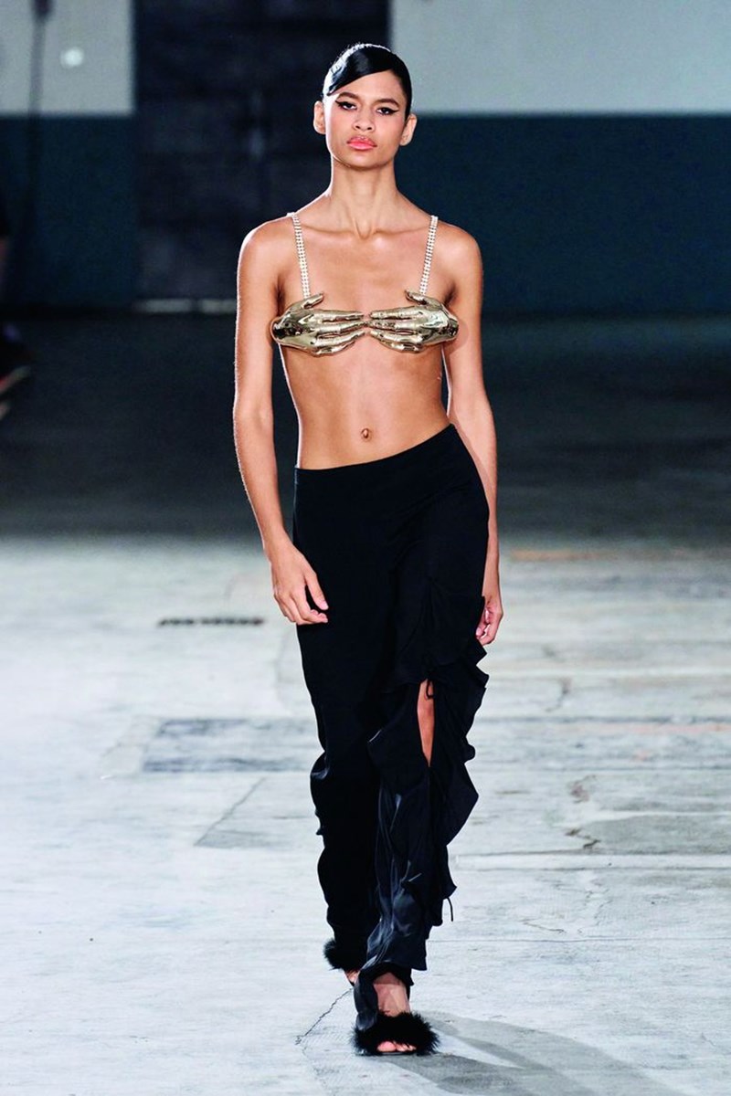 Bra top: Η πιο αβίαστα σέξι τάση της άνοιξης κάνει αισθητή την παρουσία της - εικόνα 5