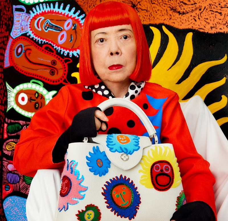 i_eikastikos_yayoi_kusama_me_kokkina_mallia_kai_tsanta_louis_vuitton_me_dika_tis_sxedia