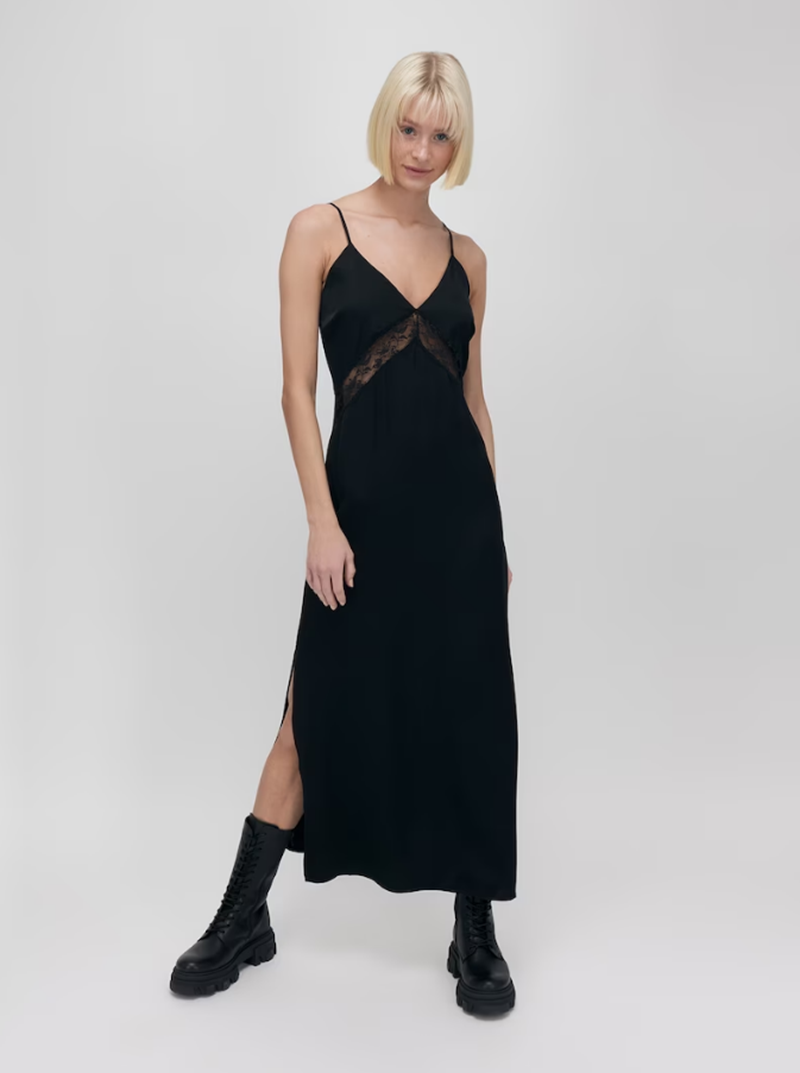 mavro_maxi_forema_me_volan_sto_stithos_kai_leptes_tirantes