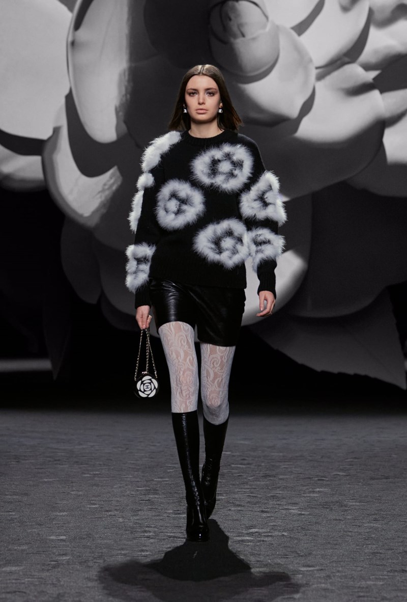 CHANEL FW23 Ready-to-Wear: Η καθησυχαστική «δύναμη» της καμέλιας, του εμβλήματος του οίκου, ήταν η πηγή έμπνευσης της Viard - εικόνα 3