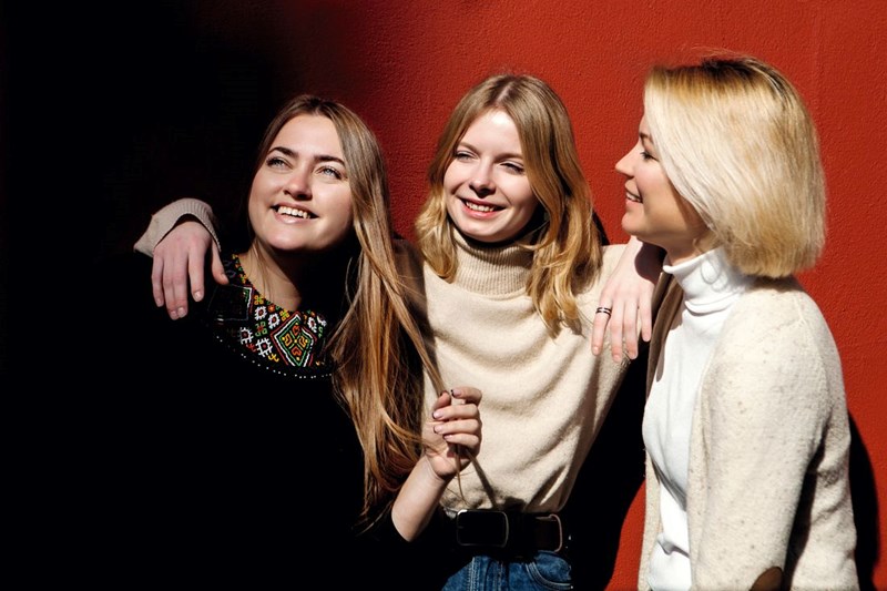 treis_oukranes_prosfygisses_agkaliasmenes_i_veronika_i_mariia_kai_i_nataliia