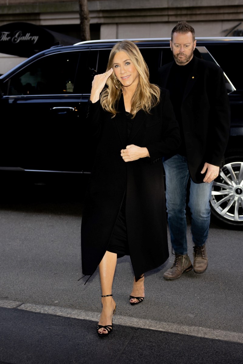 i_jennifer_aniston_me_mavro_forema_kai_mavro_palto