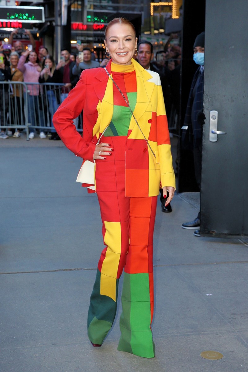 i_lindsey_lohan_me_sakaki_kai_panteloni_patchwork_kokkino_kitrino_portokali_prasino_styling_law_roach