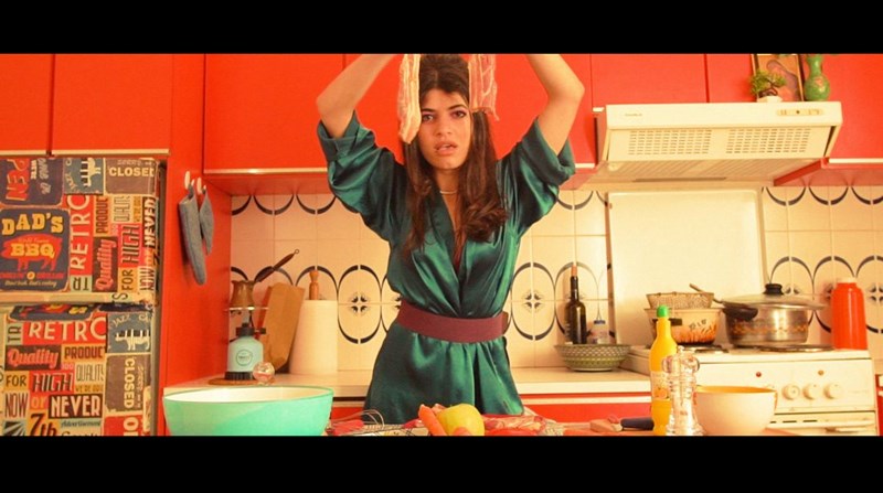 i_ithopoios_vina_sergi_stin_kouzina_me_prasini_rompa_krata_duo_kommatia_bacon