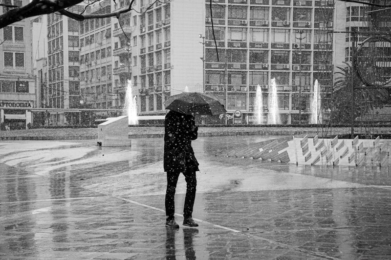 andras_me_omprela_stin_plateia_omonoias_eno_xionizei