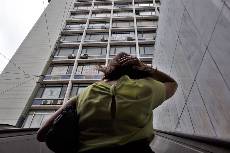 gynaika_anadyetai_apo_tis_kylyomenes_skales_tou_metro_stin_agiou_konstantinou