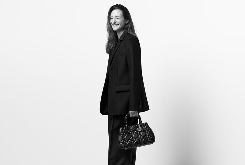 Η Camille Cottin είναι το πρόσωπο της καμπάνιας για την Lady 95.22 του οίκου Dior - εικόνα 2