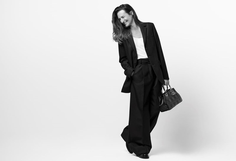 Η Camille Cottin είναι το πρόσωπο της καμπάνιας για την Lady 95.22 του οίκου Dior - εικόνα 1