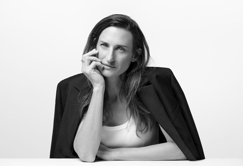 Η Camille Cottin είναι το πρόσωπο της καμπάνιας για την Lady 95.22 του οίκου Dior - εικόνα 3
