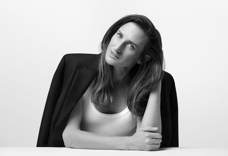 Η Camille Cottin είναι το πρόσωπο της καμπάνιας για την Lady 95.22 του οίκου Dior - εικόνα 4