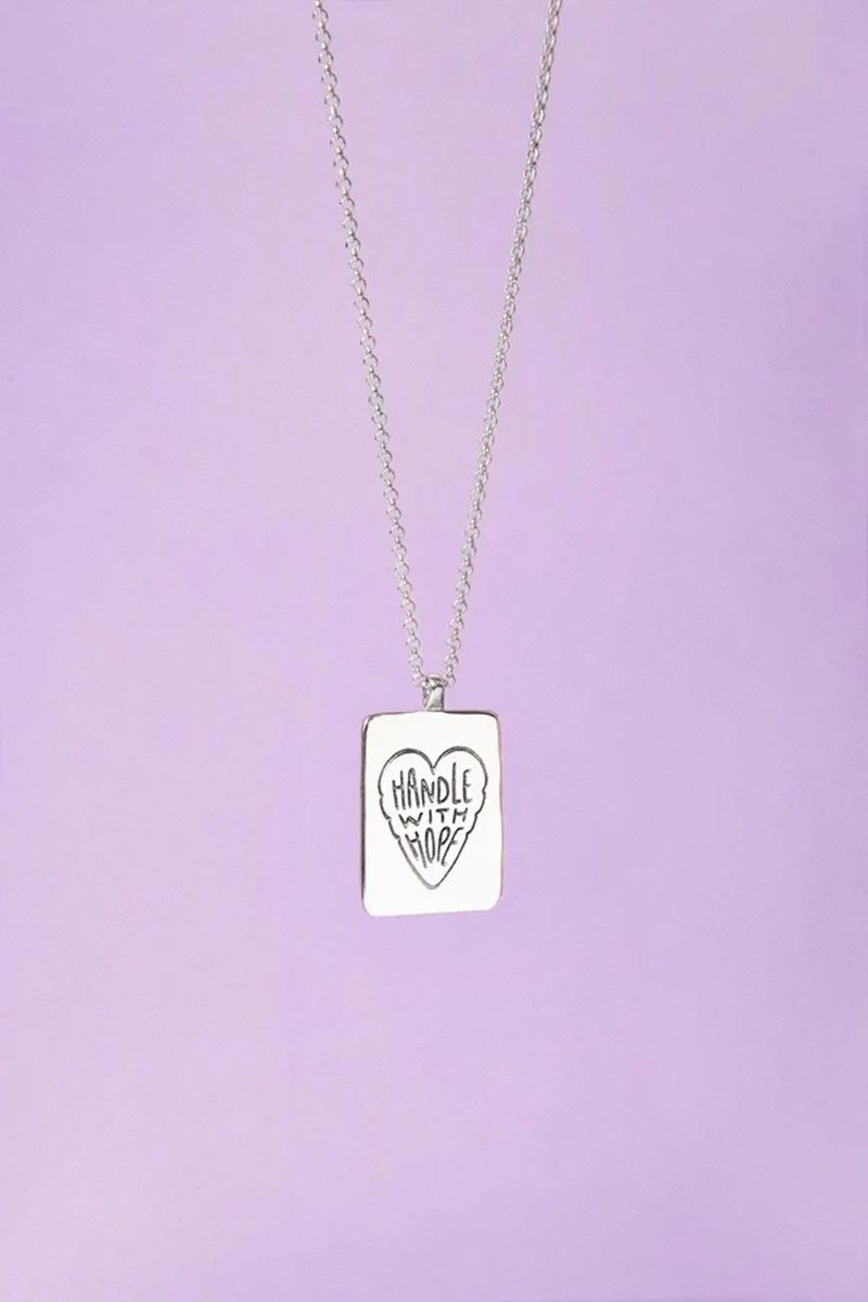 asimenio_kremasto_asimi_me_xaragmeni_ti_frasi_handle_with_hope_plaisiomeni_apo_mia_kardia