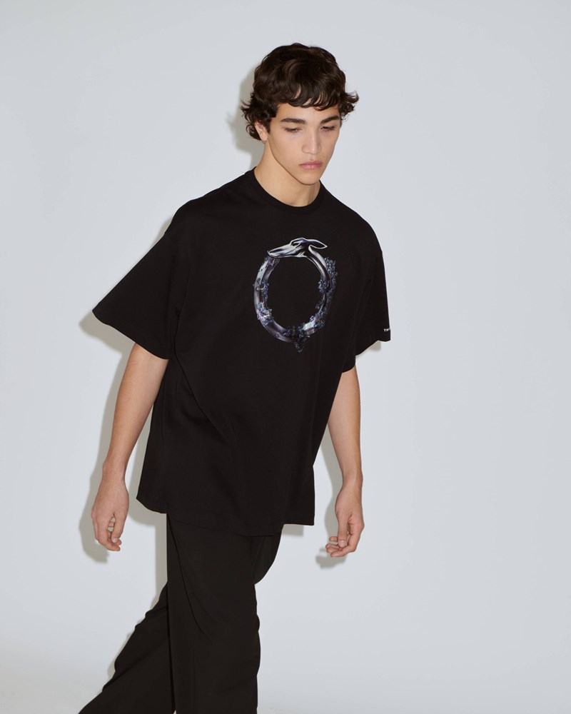 Trussardi SS23: Μία συλλογή γεμάτη  εκλεπτυσμένες λεπτομέρειες - εικόνα 1