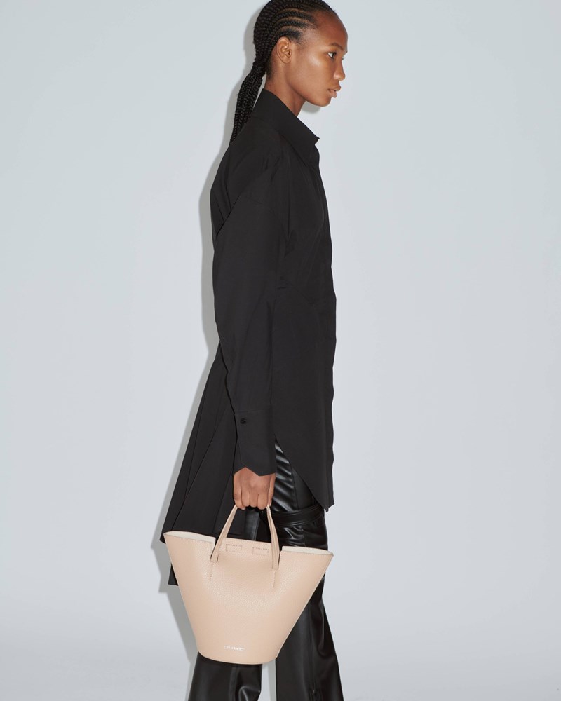 Η γυναικεία συλλογή της Trussardi για τη σεζόν SS23 επαναπροσδιορίζει τη θηλυκότητα - εικόνα 3