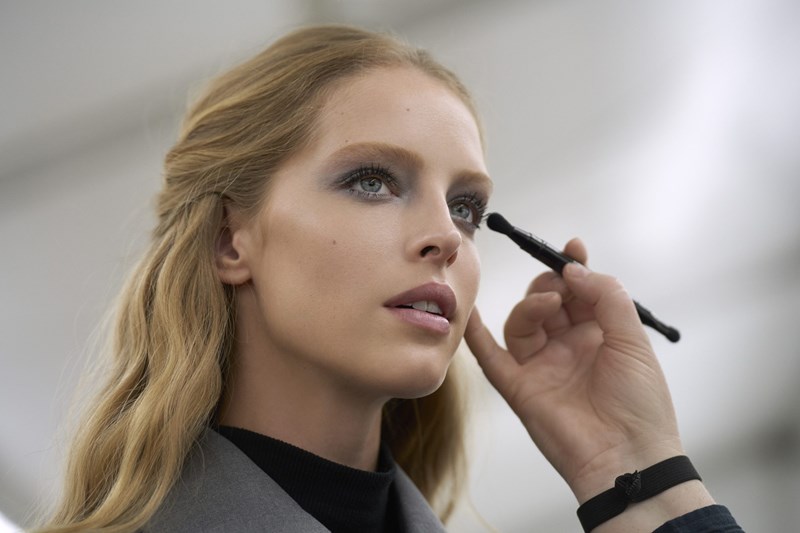 Ready To Glow: Όλα τα steps στο μακιγιάζ για να γίνεις Chanel girl - εικόνα 2