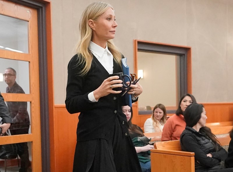 i_gwyneth_paltrow_sto_dikastirio_me_mavri_maxi_foysta_mavri_zaketa_kai_lefko_poukamiso