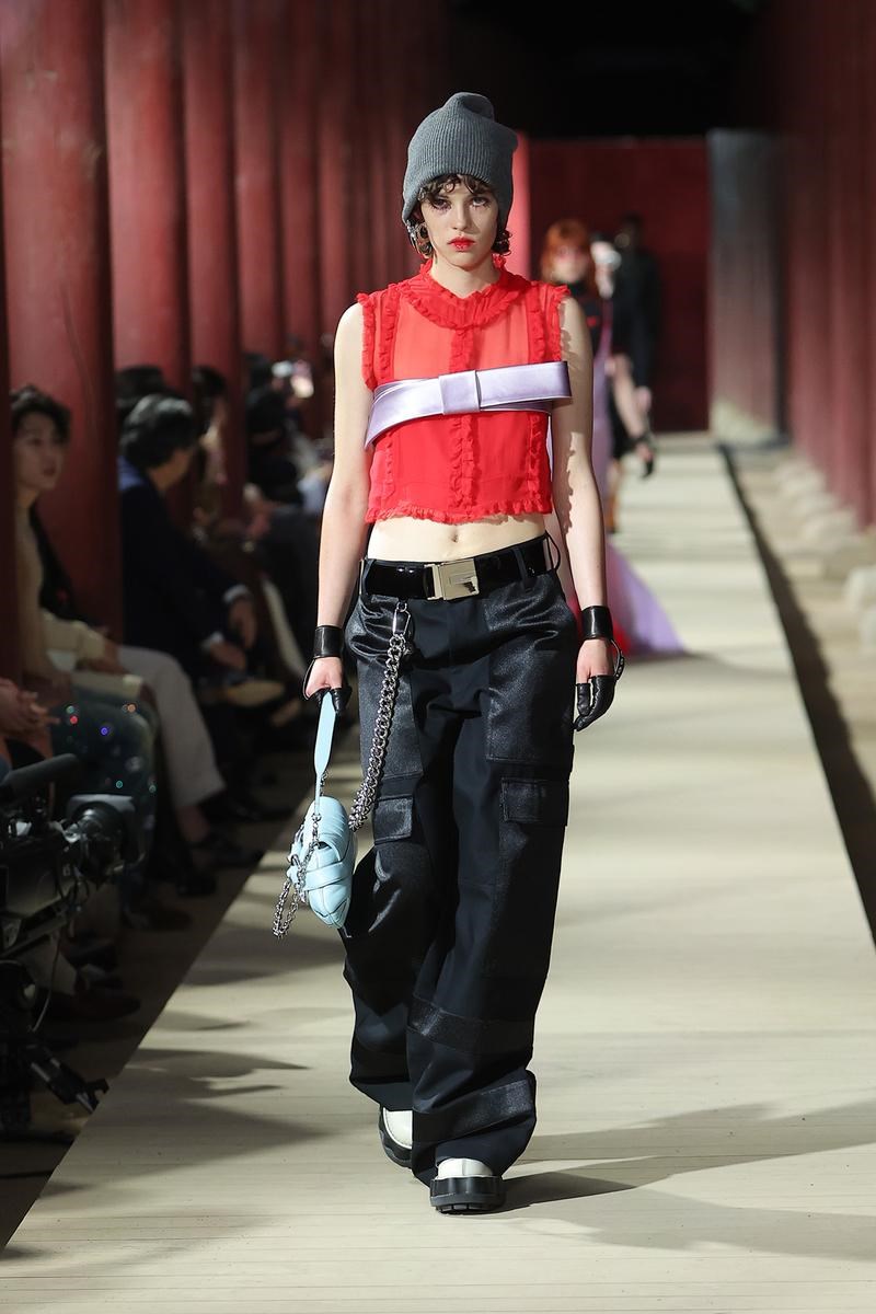 Gucci is alive! Η Cruise Collection 2024 ήταν ακριβώς αυτό που θέλαμε να δούμε από τον οίκο μέχρι την άφιξη του Sabato De Sarno - εικόνα 4