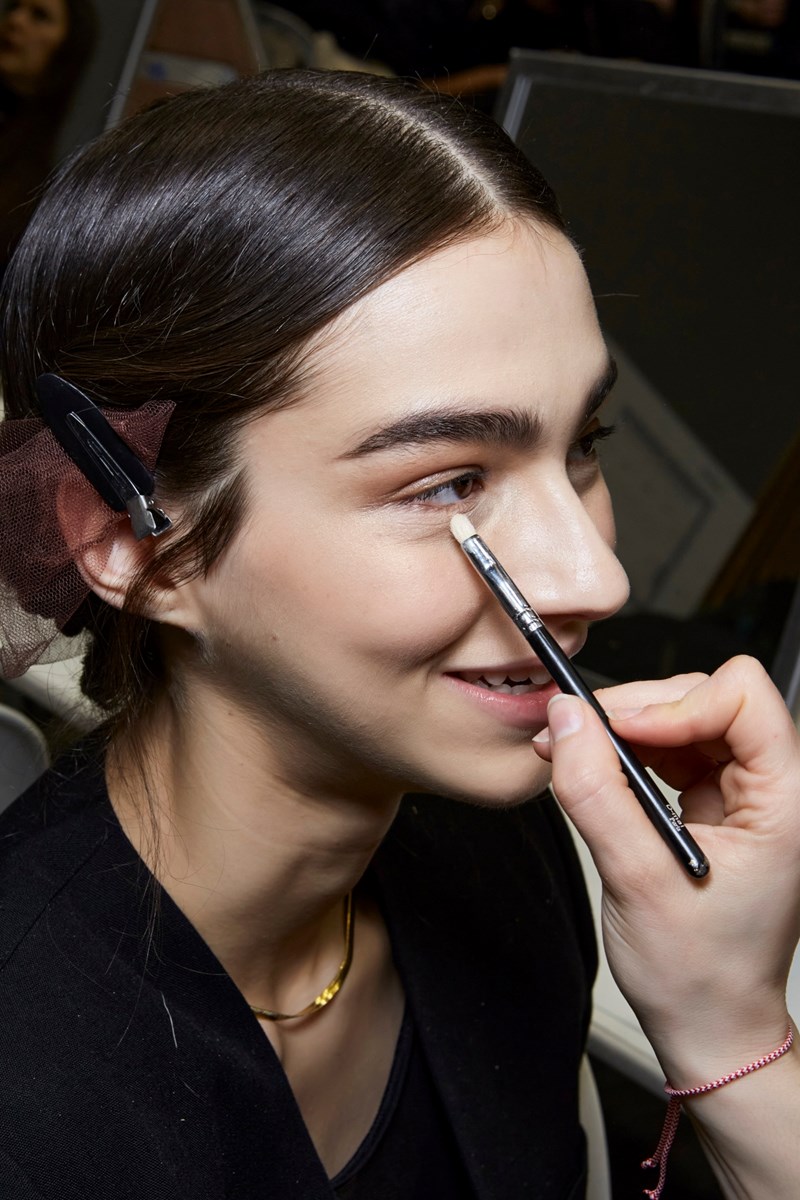 3 καλοί λόγοι για να φοράς πρώτα concealer και μετά το foundation - εικόνα 1